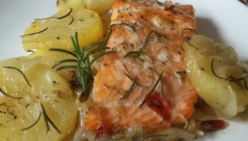 Salmão ao forno com batatas