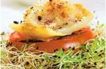 Salada de bacalhau com broto de alfafa e tomate