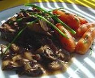 Filé com vinho e cogumelos