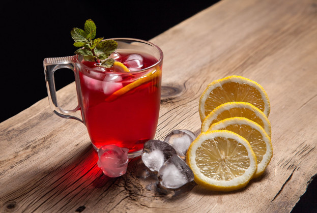 Suco de laranja com chá de hibisco
