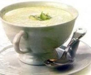 Sopa cremosa de alho-poró com cottage