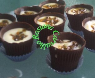 Copinhos de chocolate com mousse de maracujá