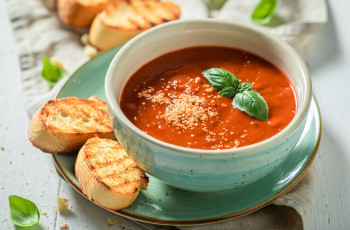Sopa de Tomate com Frango Cremoso