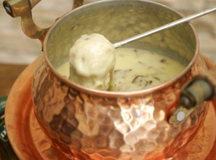 Fondue de Queijo com Shitake e Mini Batatas