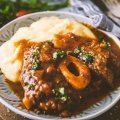 Rabada Desfiada com Polenta de Agrião