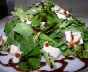 Gorgonzola com espinafre e redução de vinho