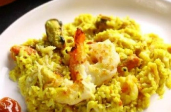 Kadgery Indien risoto de frutos do mar ao molho de curry gratinado
