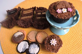 Cupcake de Chocolate com Biscoito Recheado
