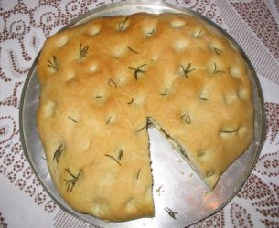 Focaccia recheada com mussarela e manjericão