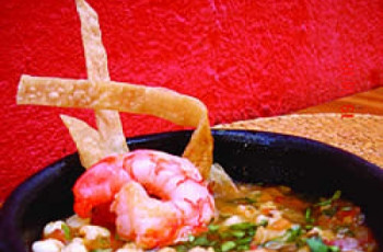 Sopa de camarão e canjica com temperos mexicanos