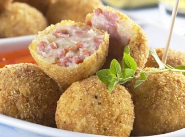 Bolinho de batata com salsicha