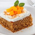 Bolo com manga, coco e chantili