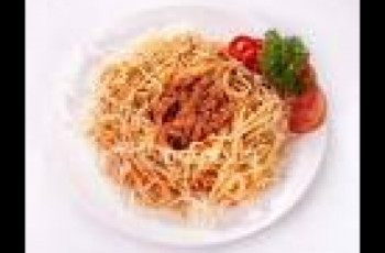 Espaguete com Molho de Tomate e Azeitona by K&M