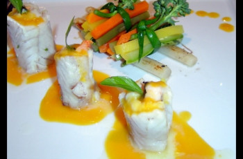 Enroladinho de file de peixe recheado com camarões ao molho de maracujá com Julianne de verduras