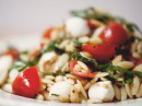 Salada Caprese com Macarrão e Pinhões Torrados