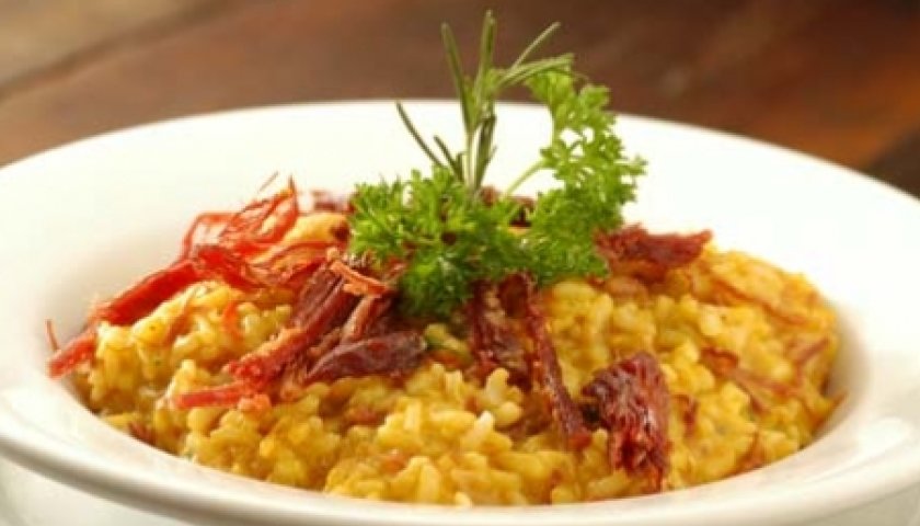 Risoto de abóbora e carne seca crocante Risoto de abóbora e carne seca crocante
