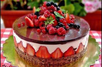 Torta de Morango com Chocolate e Frutas Vermelhas