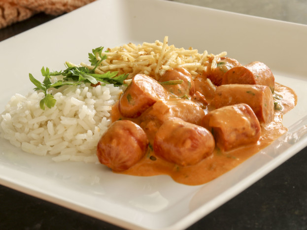 Strogonoff de salsicha Strogonoff de salsicha