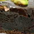 Bolo Cremoso de Chocolate com Cobertura de Ganache, Pistache e Passas