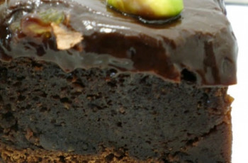 Bolo Cremoso de Chocolate com Cobertura de Ganache, Pistache e Passas
