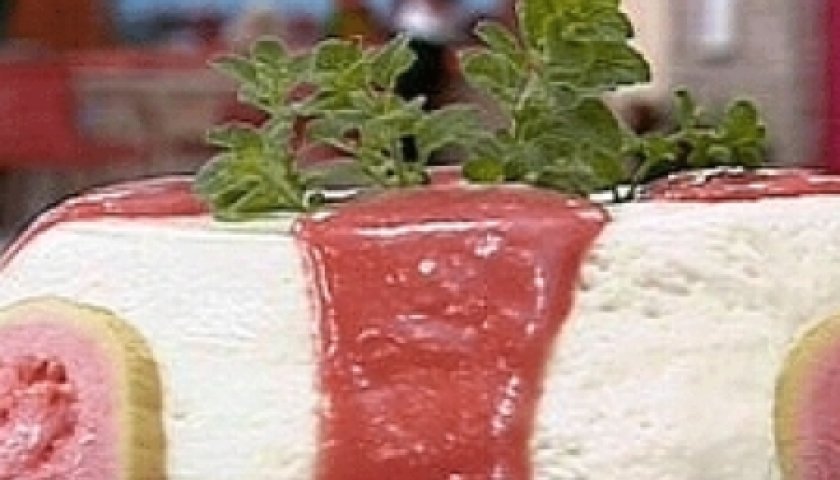 Mousse de Coco com Calda de Goiaba Mousse de Coco com Calda de Goiaba