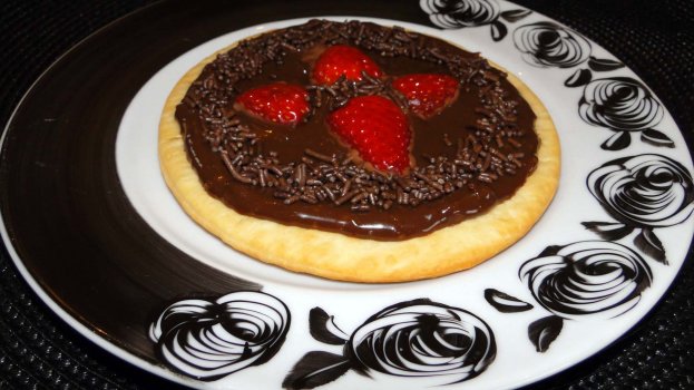 Pizza de brigadeiro com morango