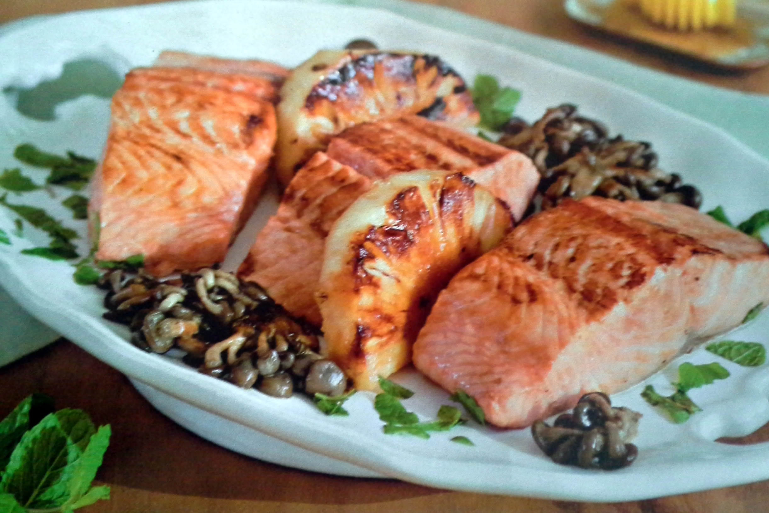 Receita de Salmão Grelhado com Shimeji e Abacaxi Caramel...