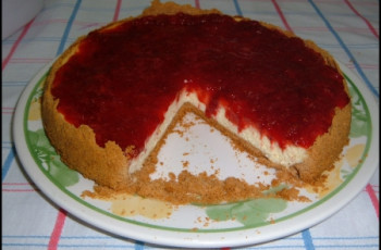 Cheesecake com Calda de Morango