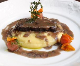 Brasato al Barolo com polenta tartufada