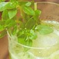 Caipirinha de vodka, limão e manjericão