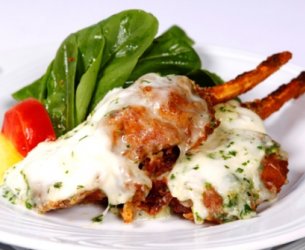 Vitela com funghi porcini, rúcula e lascas de trufa