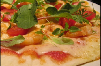 Pizza Fácil com Camarão, Tomatinhos e Brotos