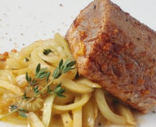 Filé de Atum com Espaguete de Abobrinha Italiana