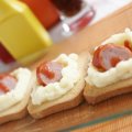 Dog Croc (Torradas com salsicha, molho e purê)
