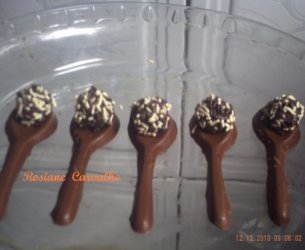 Colherzinha de Chocolate com Brigadeiro