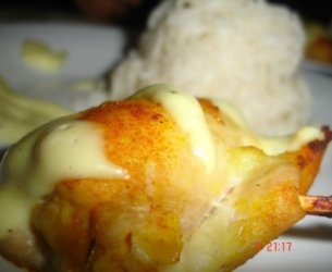 Peito de Frango Enrolado com queijo e Molho Bechamel acompanhado com Arroz