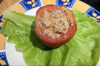 Tomates recheados com salada de atum