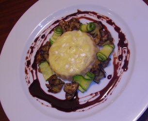 Polenta branca gratinada com brie, berinjela, abobrinha grelhadas com redução de balsâmico