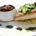 Robalo Grelhado com Purê de Banana-da-terra e Aspargos na Manteiga