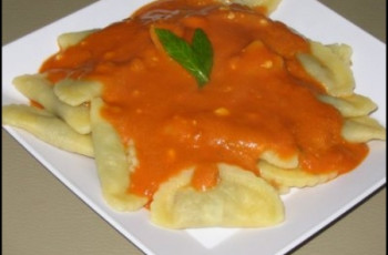 Raviolli com Molho de Tomate e Gorgonzolla