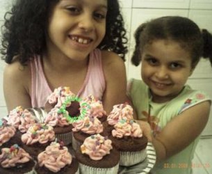 Cupcakes de chocolate com recheio de brigadeiro e cobertura de chantilly