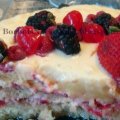 Bolo Frutas Vermelhas Coberto com Chocolate Branco