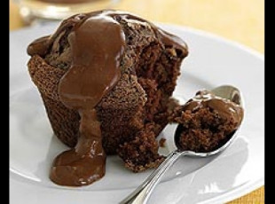 Cupcake com Calda Quente de Chocolate