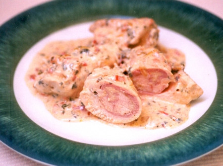 fígado de frango frito ou assado com cebola e molho, folhas de salsa verde  em um prato. prato de carne enriquecido com ferro. espaço de cópia 8957857  Foto de stock no Vecteezy