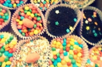 Cupcakes coloridos (Arco-íris)