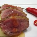 Magret de pato com geléia de pimenta e purê de parmesão