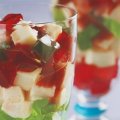 Gelatina colorida com geléia de morango