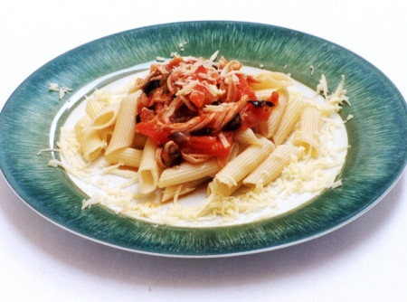 Penne ao molho cremoso de fígado e cogumelos com chips de jiló - Espaço  Gourmet