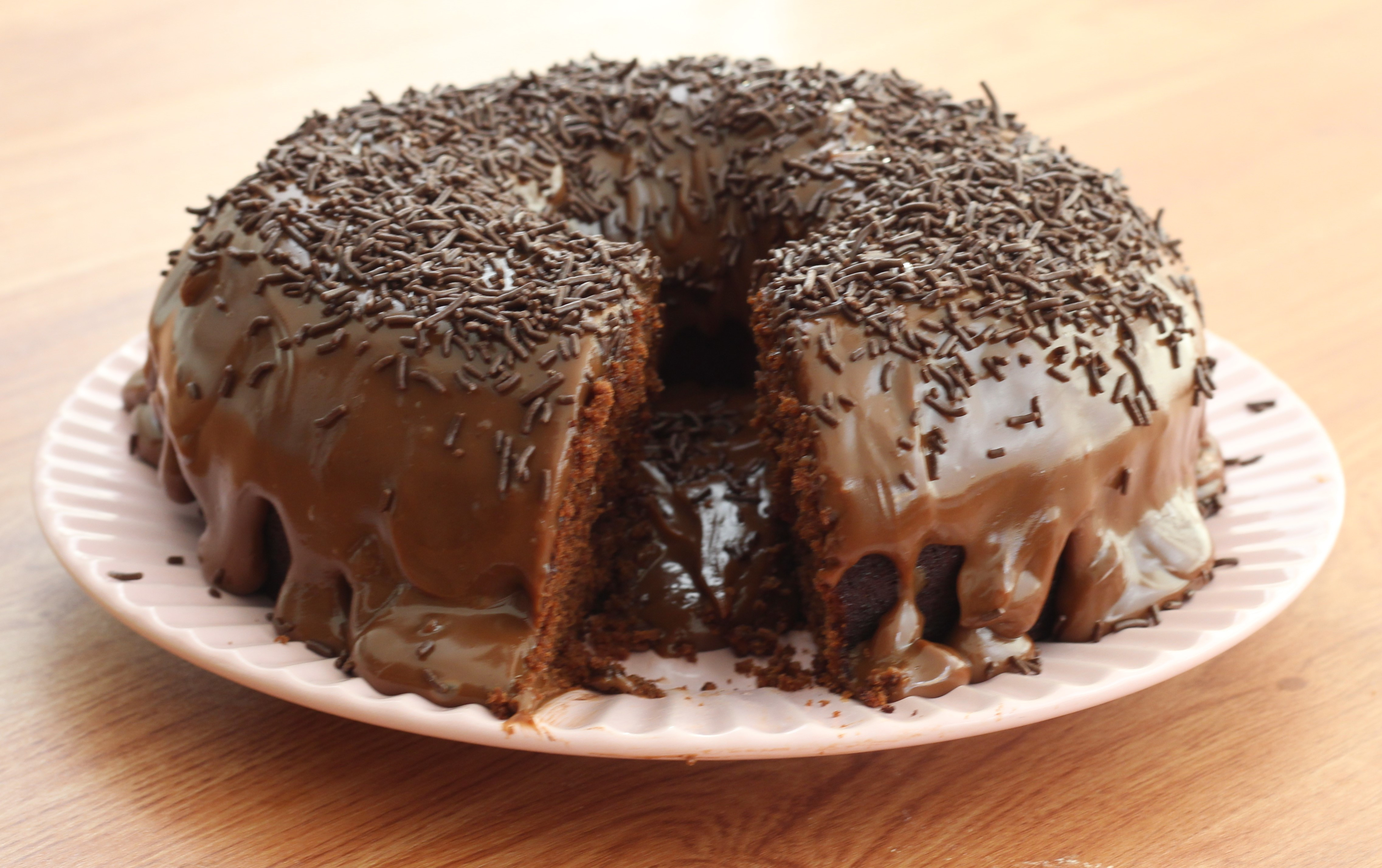 Bolo de chocolate fácil, molhadinho e chocolatudo, fazer bolo de