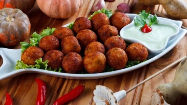 Bolinho de Peixe com Molho Sisciliano